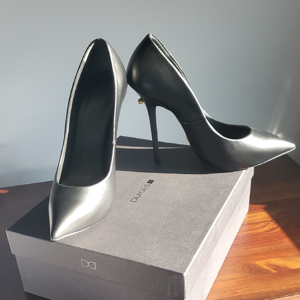 Classic DUKAS Black Leather Pumps